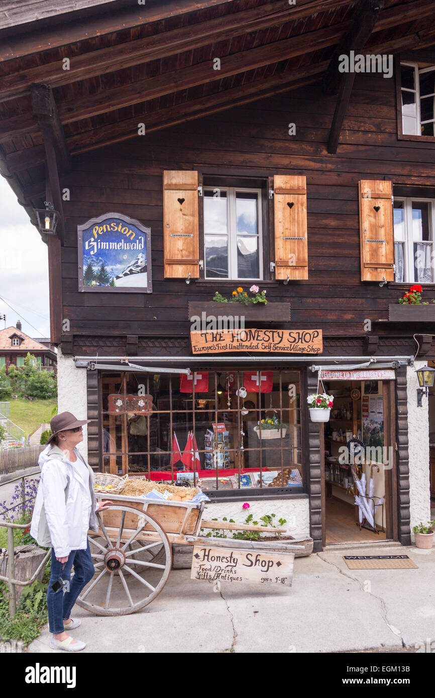 Der Ehrlichkeit Store in Gimmelwald, Schweiz ist ein unbeaufsichtigt, Self Service, selbst zahlen speichern. Stockfoto
