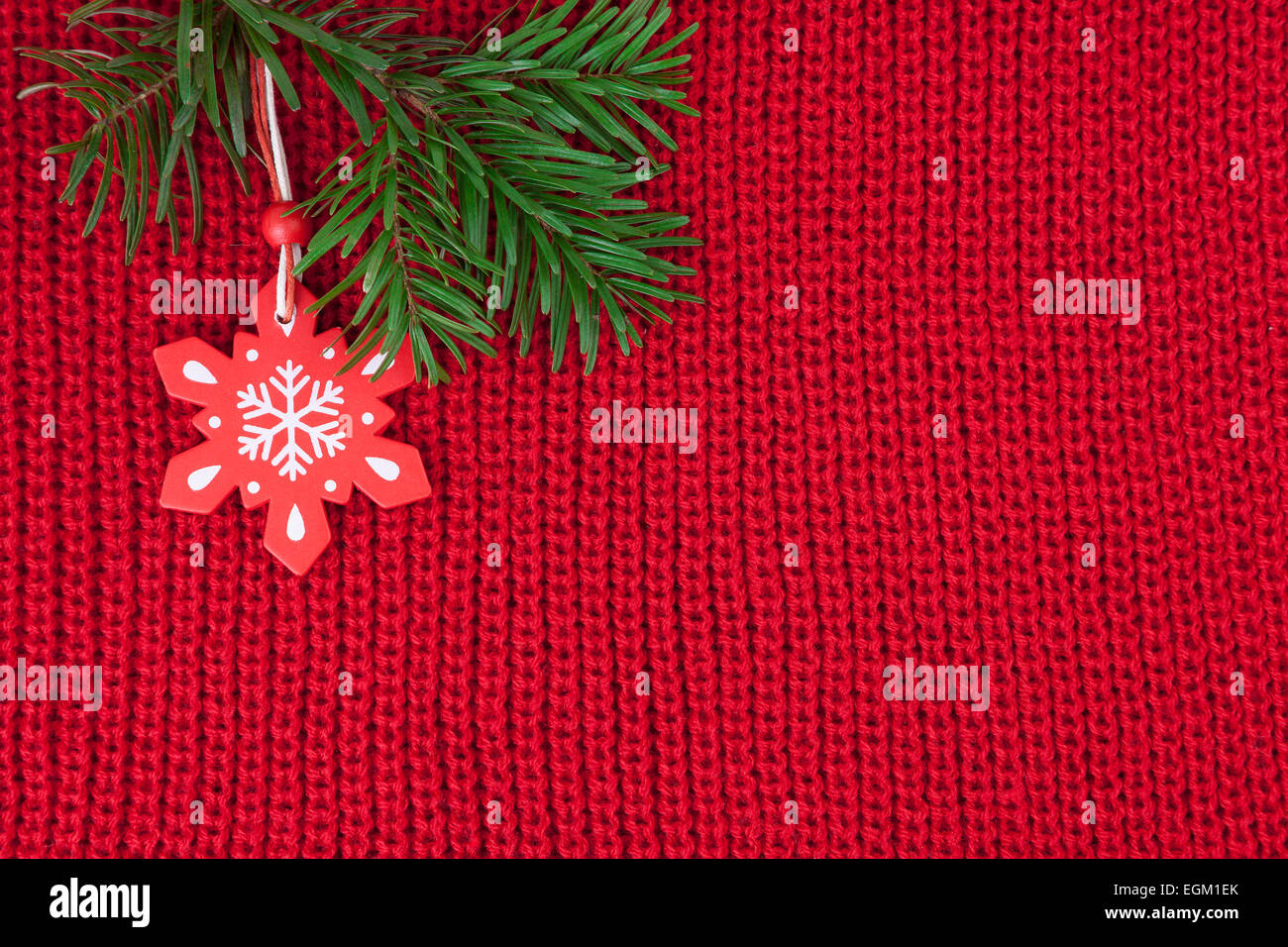 Weihnachten Winter Hintergrund aus roter Wolle gestrickte Gewebe mit Dekoration Stockfoto