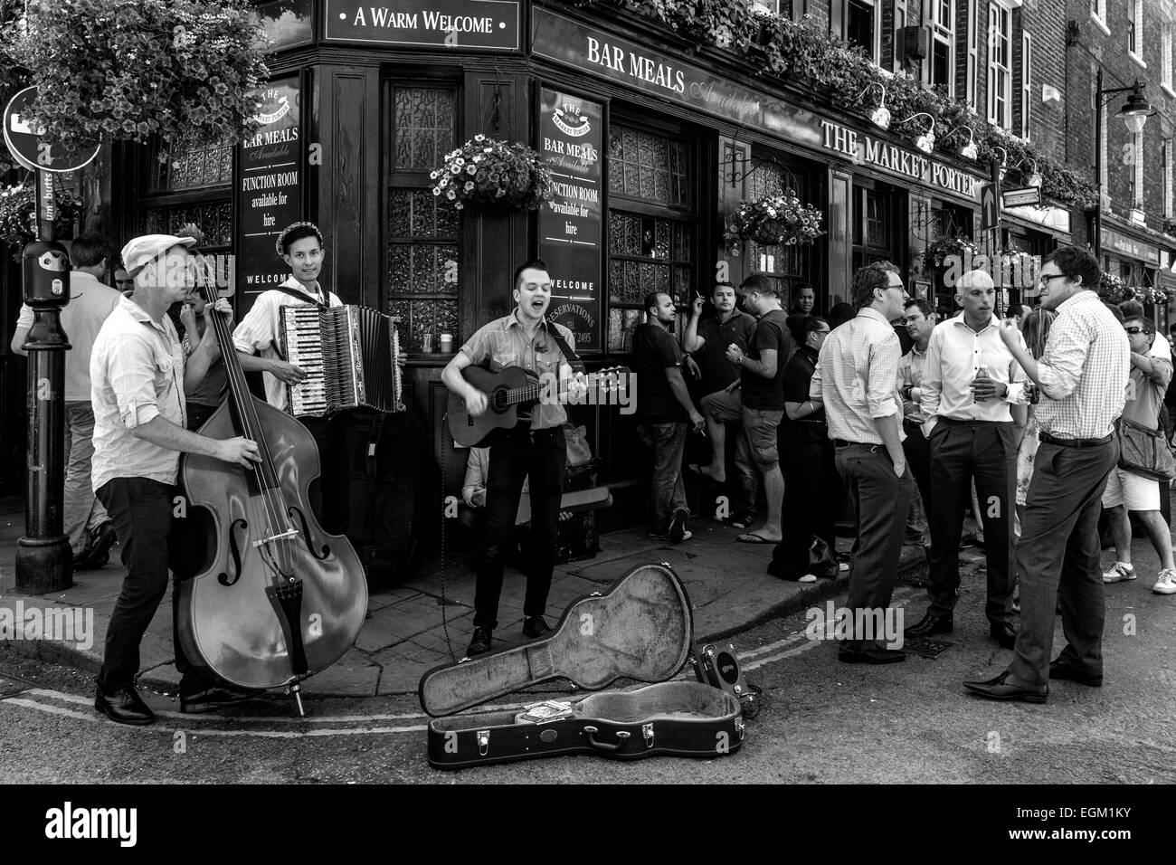 Straßenmusikanten führen außerhalb der Markt Porter Pub, London Bridge, London, England Stockfoto