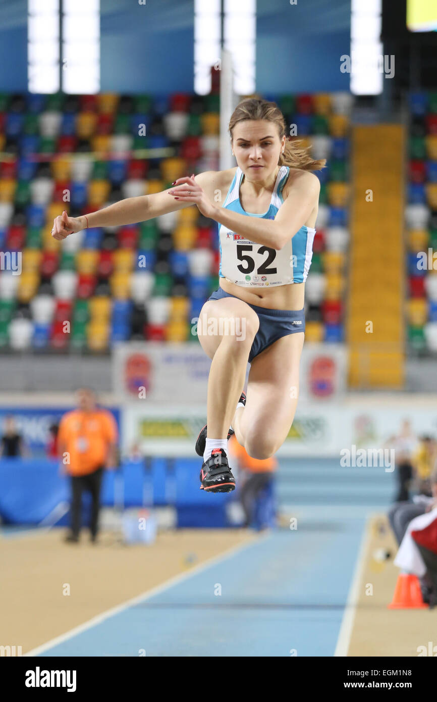 ISTANBUL, Türkei - 21. Februar 2015: Moldauischen Athleten Natalia Cipilencu Dreisprung während Balkan Leichtathletik-Hallenmeisterschaften Stockfoto