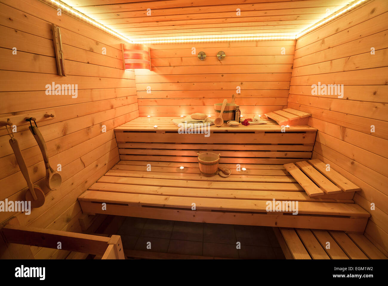 Innenraum einer finnischen Sauna Stockfoto