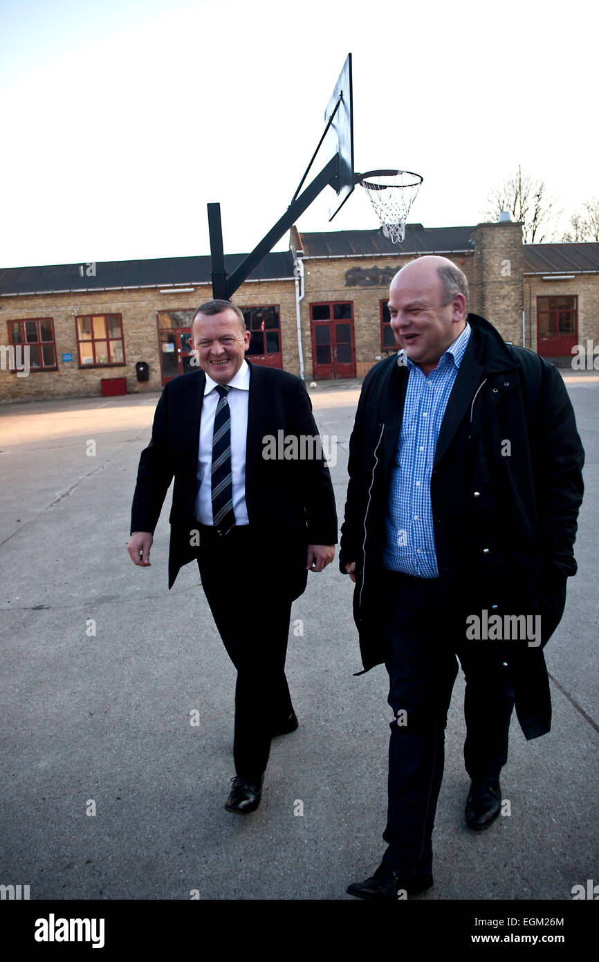 Kopenhagen, Dänemark. 26. Februar 2015. Oppositionsführer, Lars Løkke Rasmussen (links), liberale Partei, besucht die jüdische Schule in Kopenhagen, wo Schulleiter Jan Hansen (rechts) und Eltern einen Brief der Besorgnis über Sicherheit an das Ministerium der Justiz – neuere schrieb eine Antwort Credit bekam: OJPHOTOS/Alamy Live News Stockfoto