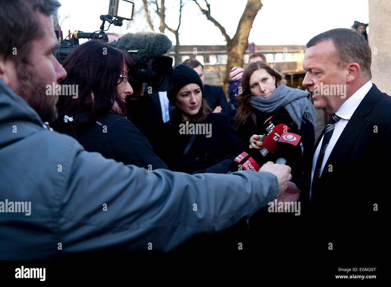 Kopenhagen, Dänemark. 26. Februar 2015. Oppositionsführer, Lars Løkke Rasmussen (rechts), liberale Partei, wird bei seinem Besuch in der jüdischen Schule in Kopenhagen interviewt. Er sagte, dass es von hoher Priorität, dass jüdische Eltern sicher fühlen ihre Kinder zur Schule schicken muss. Bildnachweis: OJPHOTOS/Alamy Live-Nachrichten Stockfoto