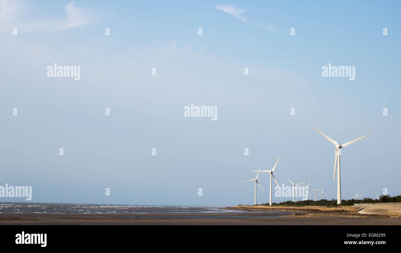 Windkraftanlagen im Meer gegen blauen Himmel Stockfoto