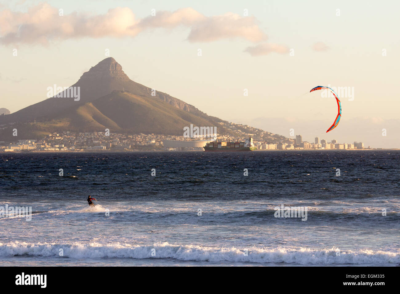 Windsurfen in Kapstadt Stockfoto