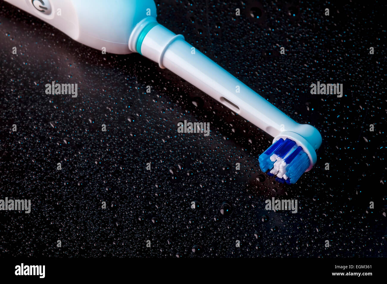 Weiße elektrische Zahnbürste auf schwarzem Hintergrund Stockfoto