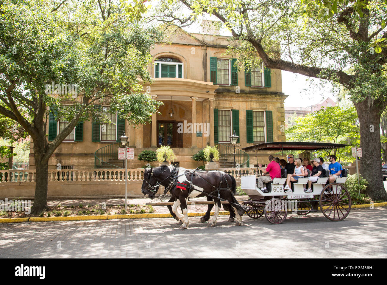 Eine Pferdekutsche übergibt das Owens-Thomas historischen Haus in Savannah, Georgia, USA. Stockfoto