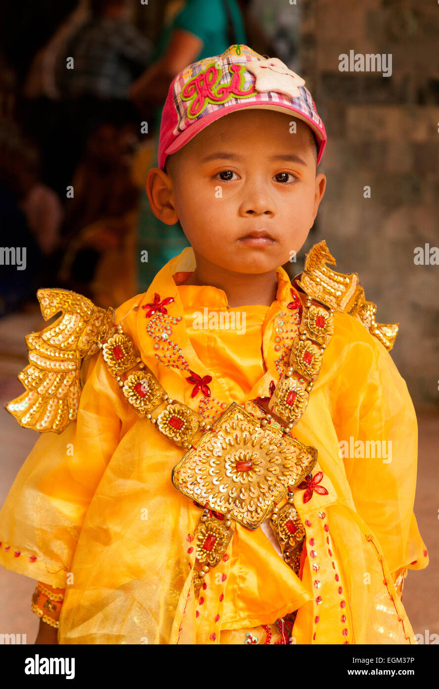 Burmesische junge Kind im feierlichen Kleid, Mandalay, Myanmar (Burma), Asien Stockfoto