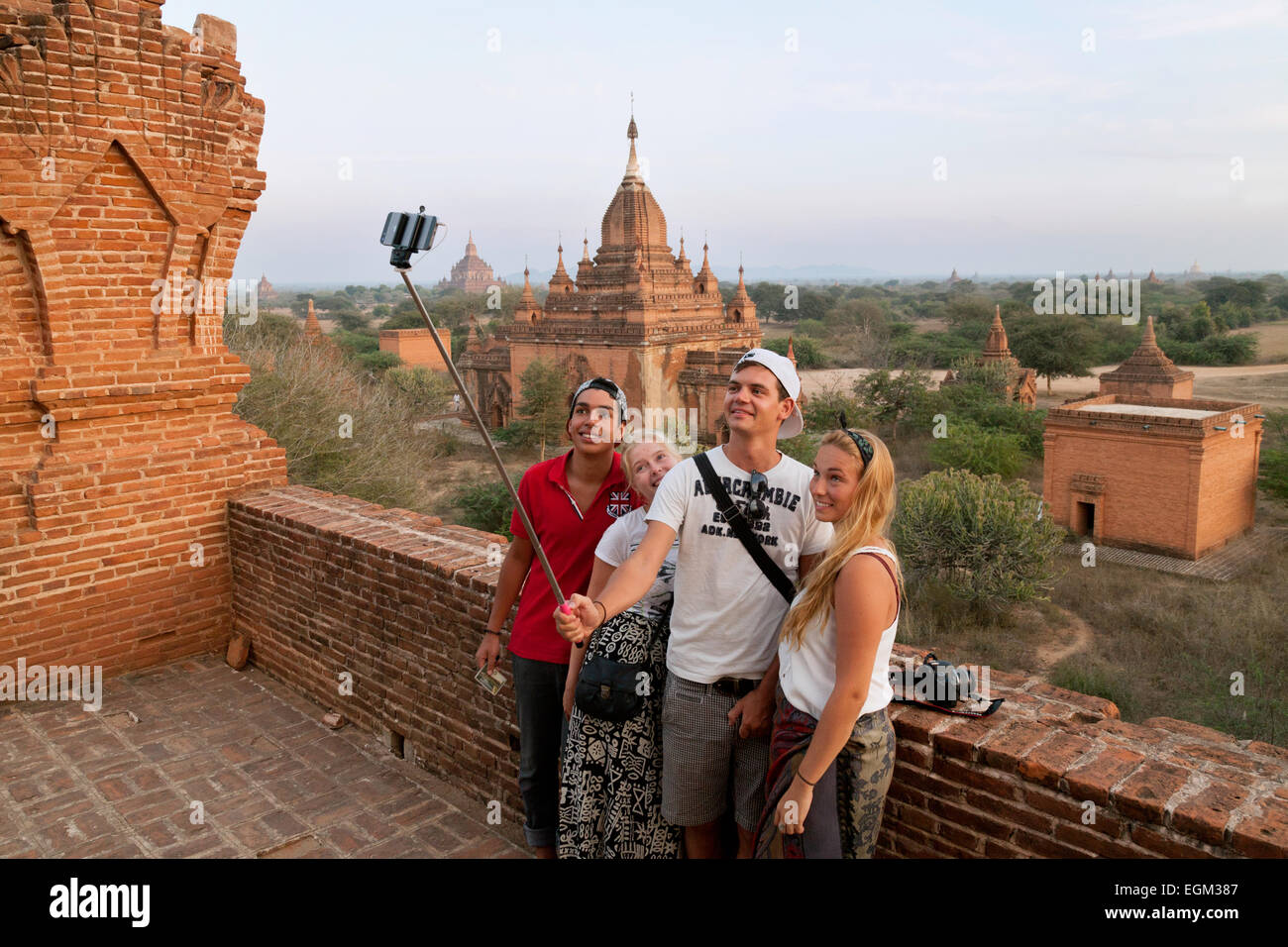 Touristen fotografieren Selfie Shwe Nan Yan Taw Tempel, Bagan, Myanmar (Burma), Asien Stockfoto