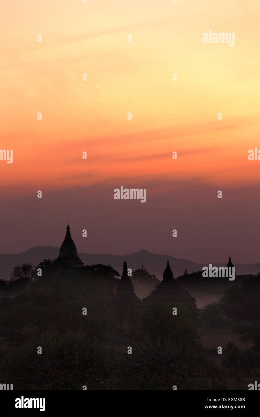 Sonnenuntergang über Bagan Tempeln gesehen von der Pagode Shwe Nan Yan Taw, Bagan, Myanmar (Burma), Asien Stockfoto