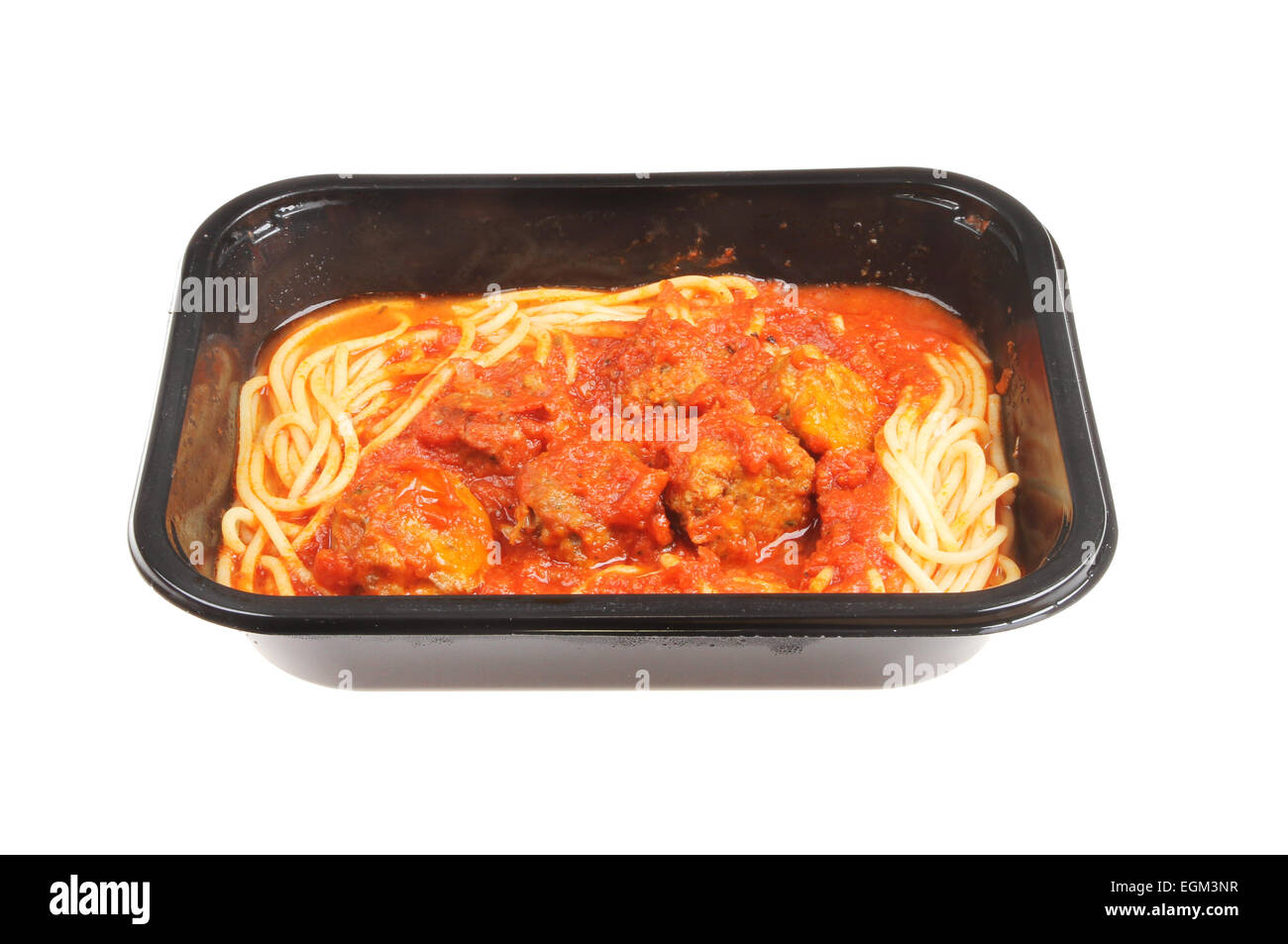 Frikadellen und Spaghetti in einem Kunststoff Karton isoliert gegen weiß Stockfoto