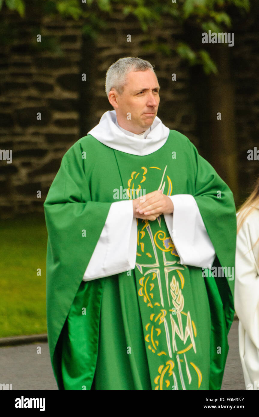 Londonderry, Nordirland. 24. August 2014 - ein irischer römisch-katholischer Priester in grün Zeremoniengewänder Stockfoto