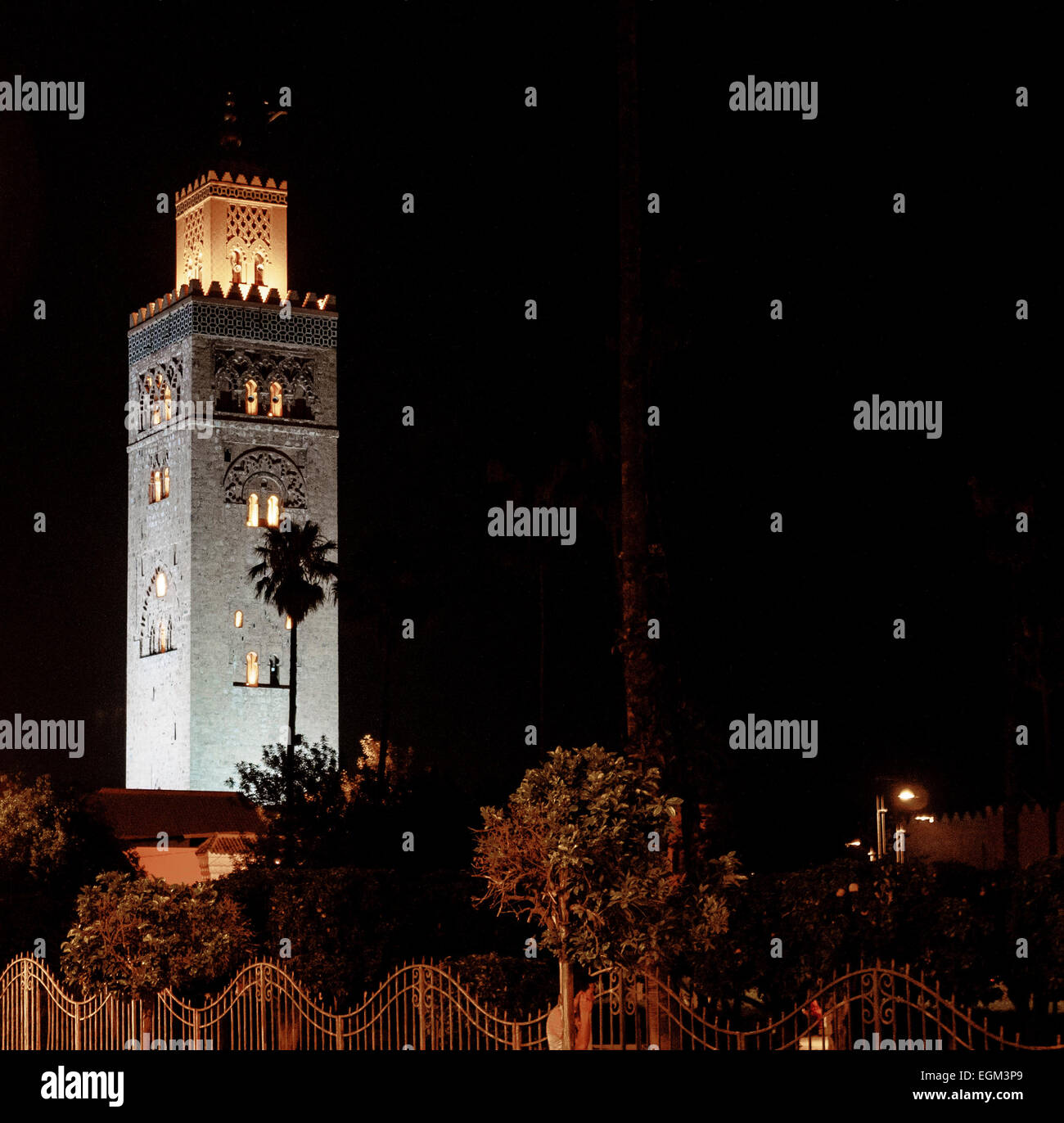 Minarette der Koutoubia Moschee abends beleuchtet, Marrakesch, Marokko Stockfoto