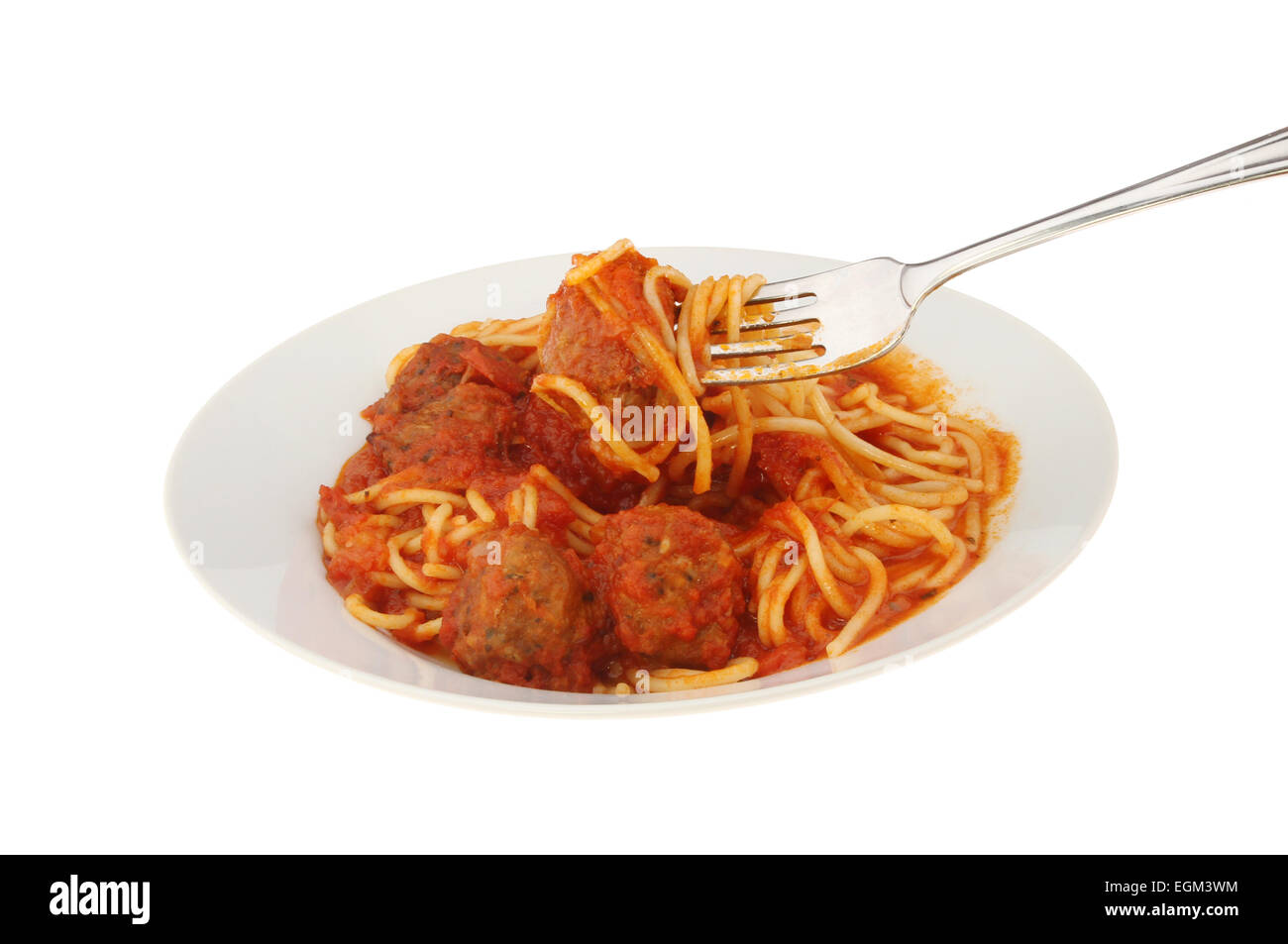 Spaghetti und Fleischbällchen in einer Schüssel mit einer Gabel isoliert gegen weiß Stockfoto