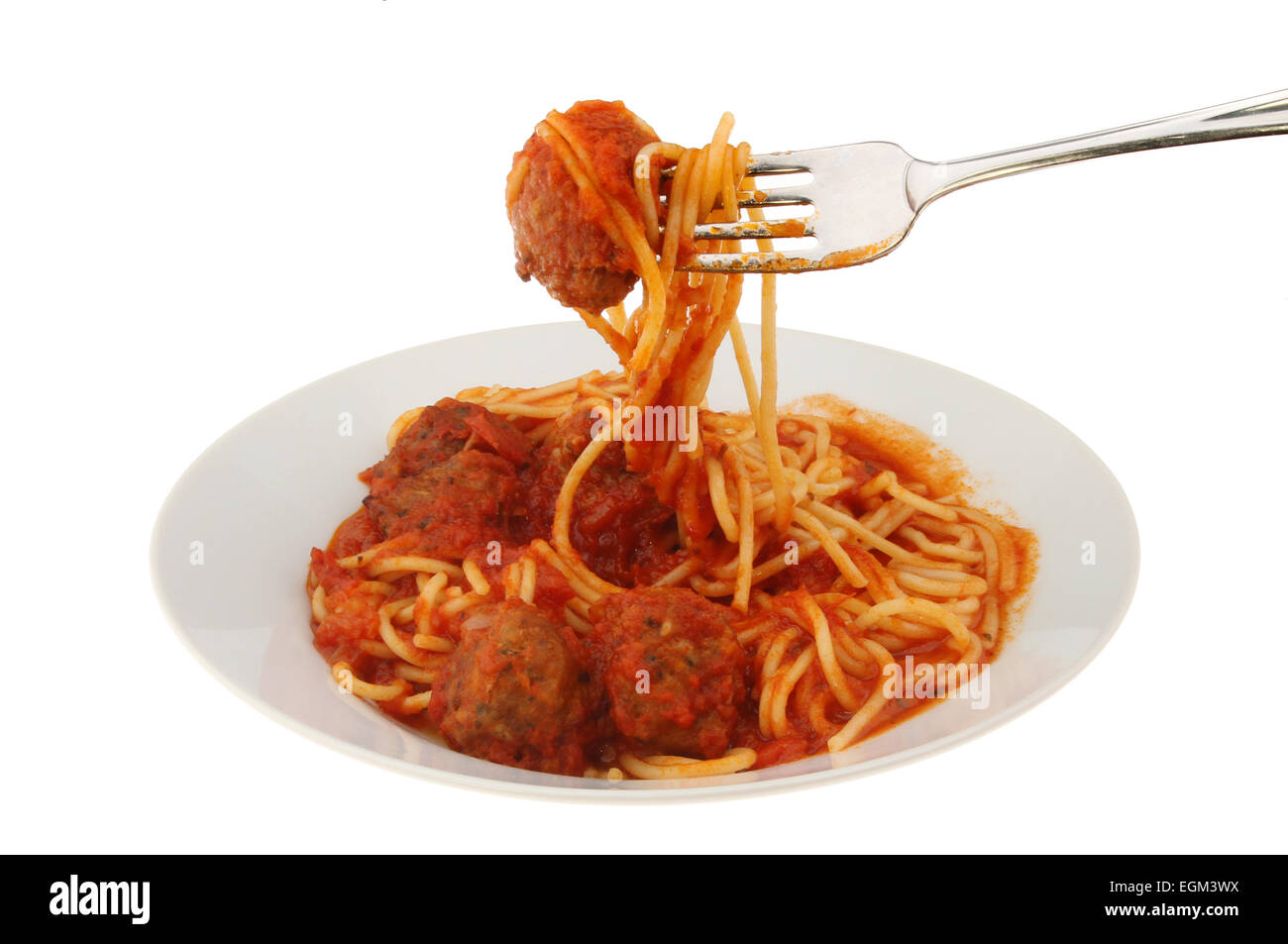 Frikadellen und Spaghetti auf einen Teller mit einer Gabel isoliert gegen weiß Stockfoto