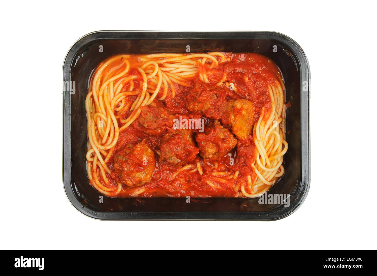 Spaghetti und Fleischbällchen in einem Karton isoliert gegen weiß Stockfoto
