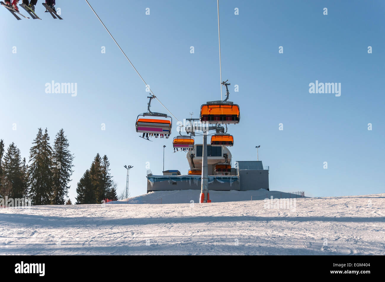 Skipiste und Skilift moderner Stuhl in polnischen Bergen Stockfoto