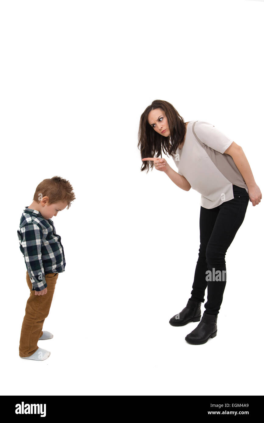 Junge Mutter ihrem kleinen Sohn isoliert Disziplinierung Stockfoto