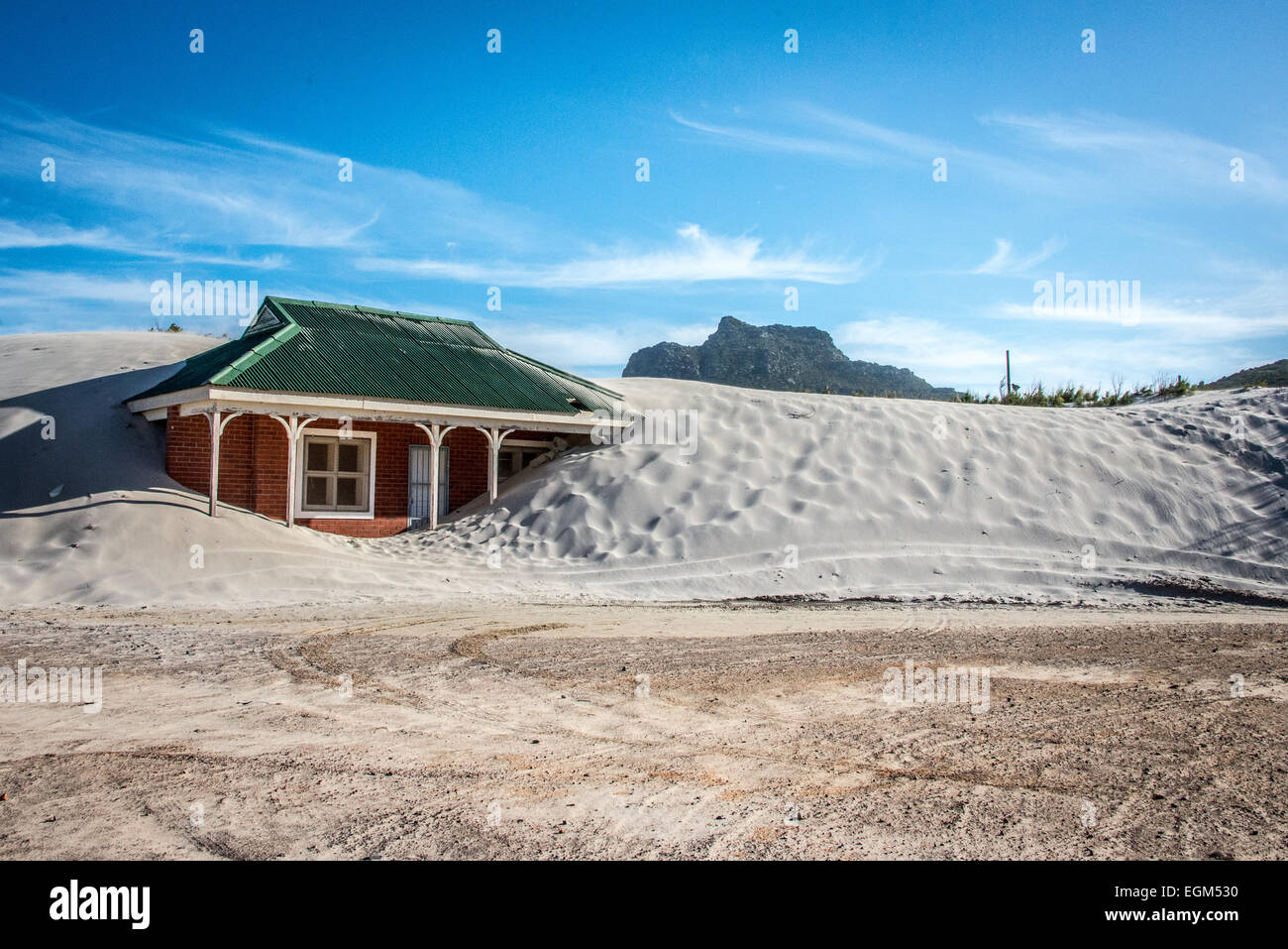 Ein Haus in Kapstadt, von den ständig wechselnden Sand verschluckt. Stockfoto