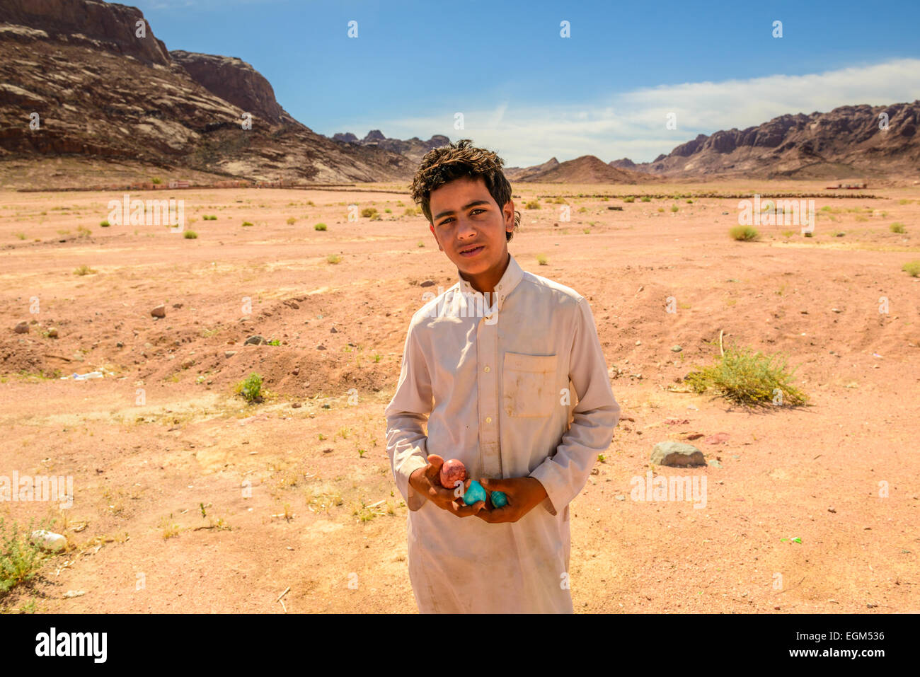 Kinder verkaufen Stein Geschenke in der ägyptischen Wüste. Beduinen-Kinder verkaufen Stein Geschenke entlang der wichtigsten touristischen Wege Stockfoto