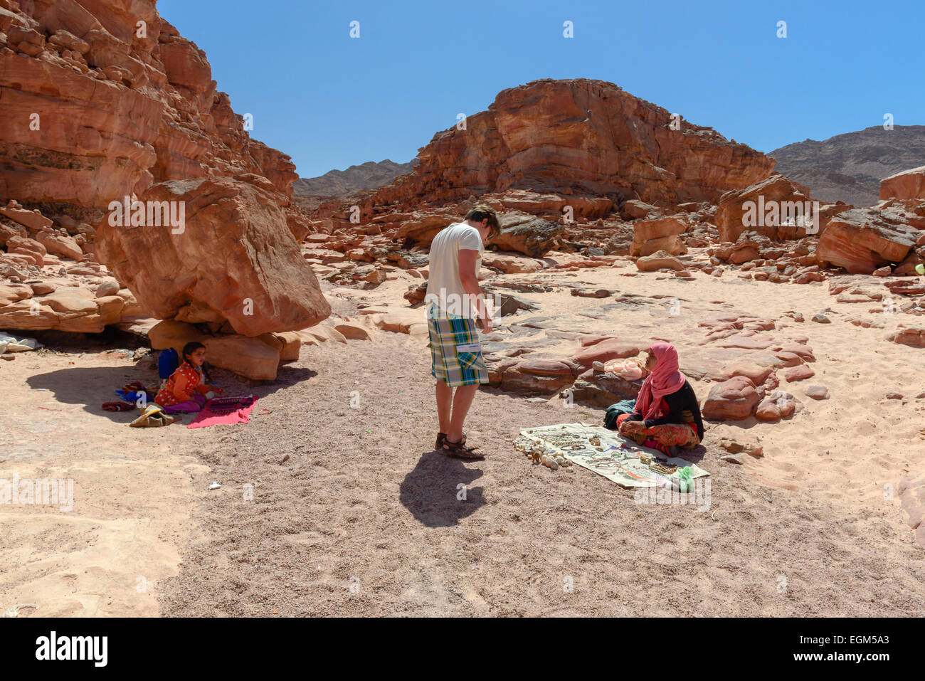 Beduinen Kinder verkaufen Souvenirs in Colored Canyon, Sinai, Ägypten. Coloured Canyon ist eine Felsformation und getrockneten Flussbett auf dem Sinai Stockfoto