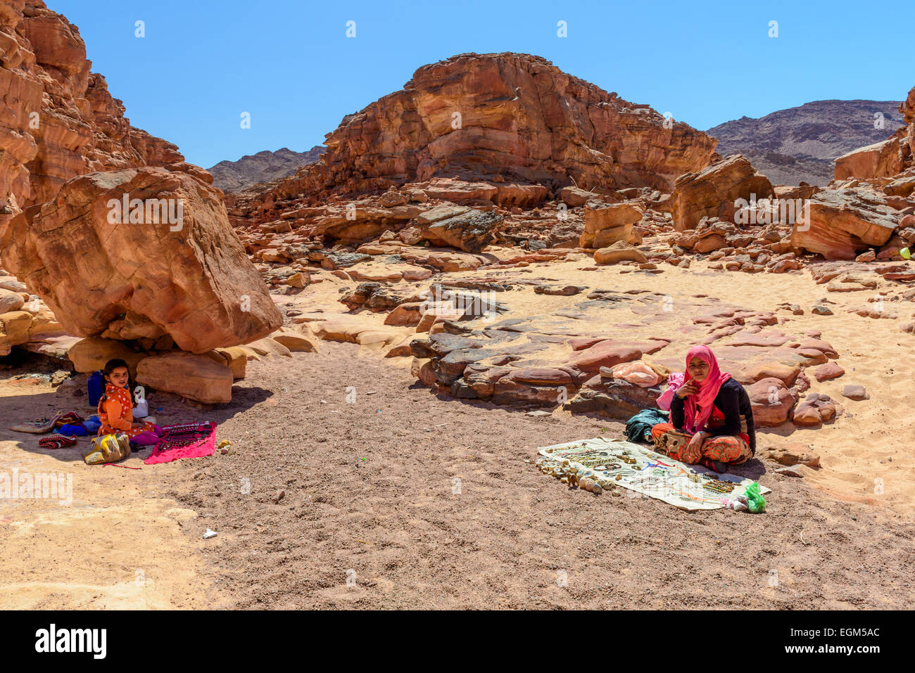Beduinen Kinder verkaufen Souvenirs in Colored Canyon, Sinai, Ägypten. Coloured Canyon ist eine Felsformation und trockenes Flussbett auf dem Sinai Stockfoto
