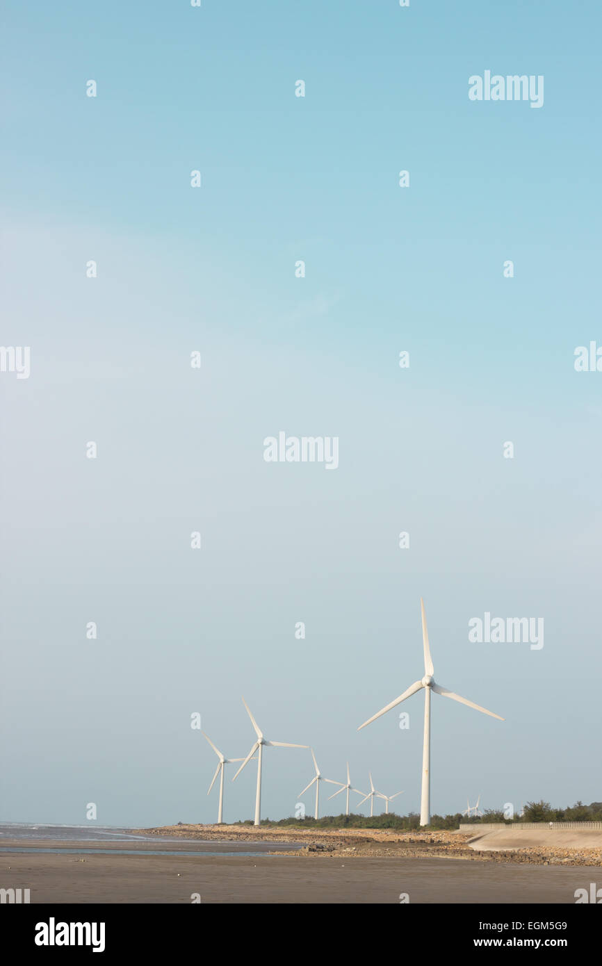 Windkraftanlagen im Meer gegen blauen Himmel Stockfoto