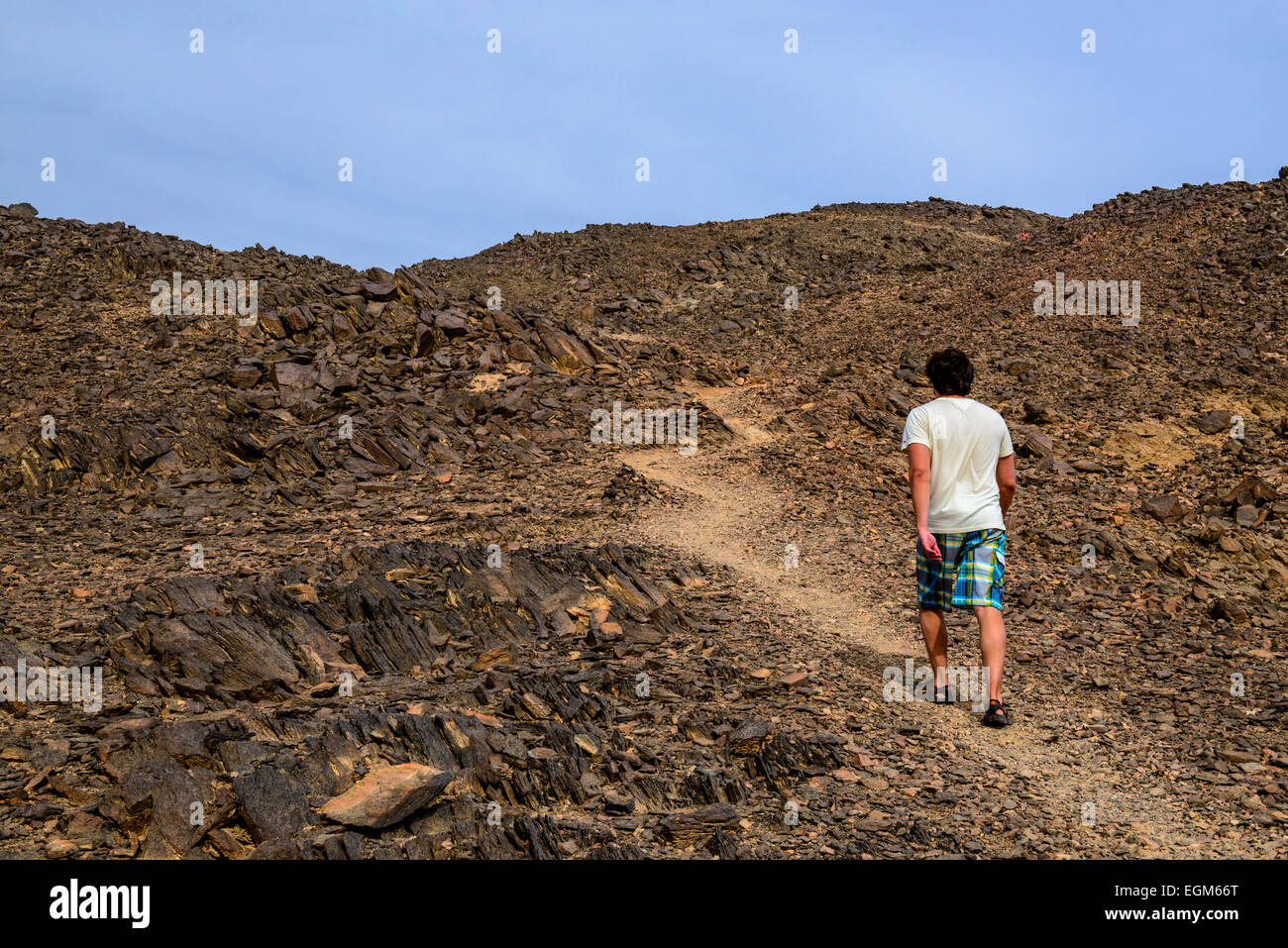 Männliche Touristen Wandern in der Nähe von Taba Heights Holiday Resort befindet sich am Roten Meer in Sinai-Halbinsel, Ägypten Stockfoto