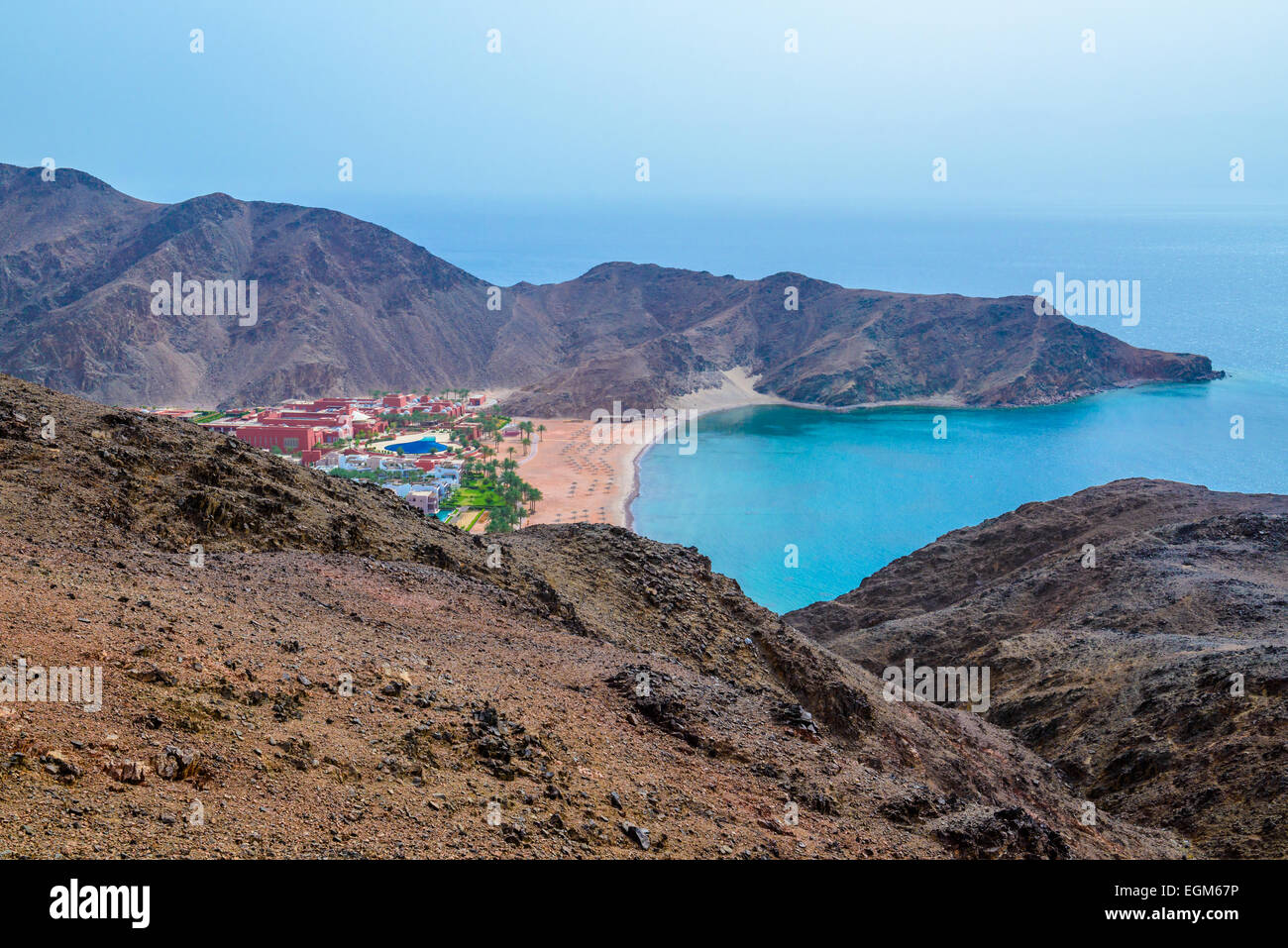 Blick über Club Med Hotel und Resort in der Nähe von Taba Heights, gelegen am Roten Meer mit Blick auf den Golf von Aqaba Stockfoto