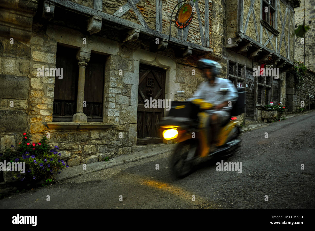 Postbote auf motor Roller in Saint-Cirq-Lapopie, Departement Lot, Midi-Pyrénées, Frankreich Europa Stockfoto