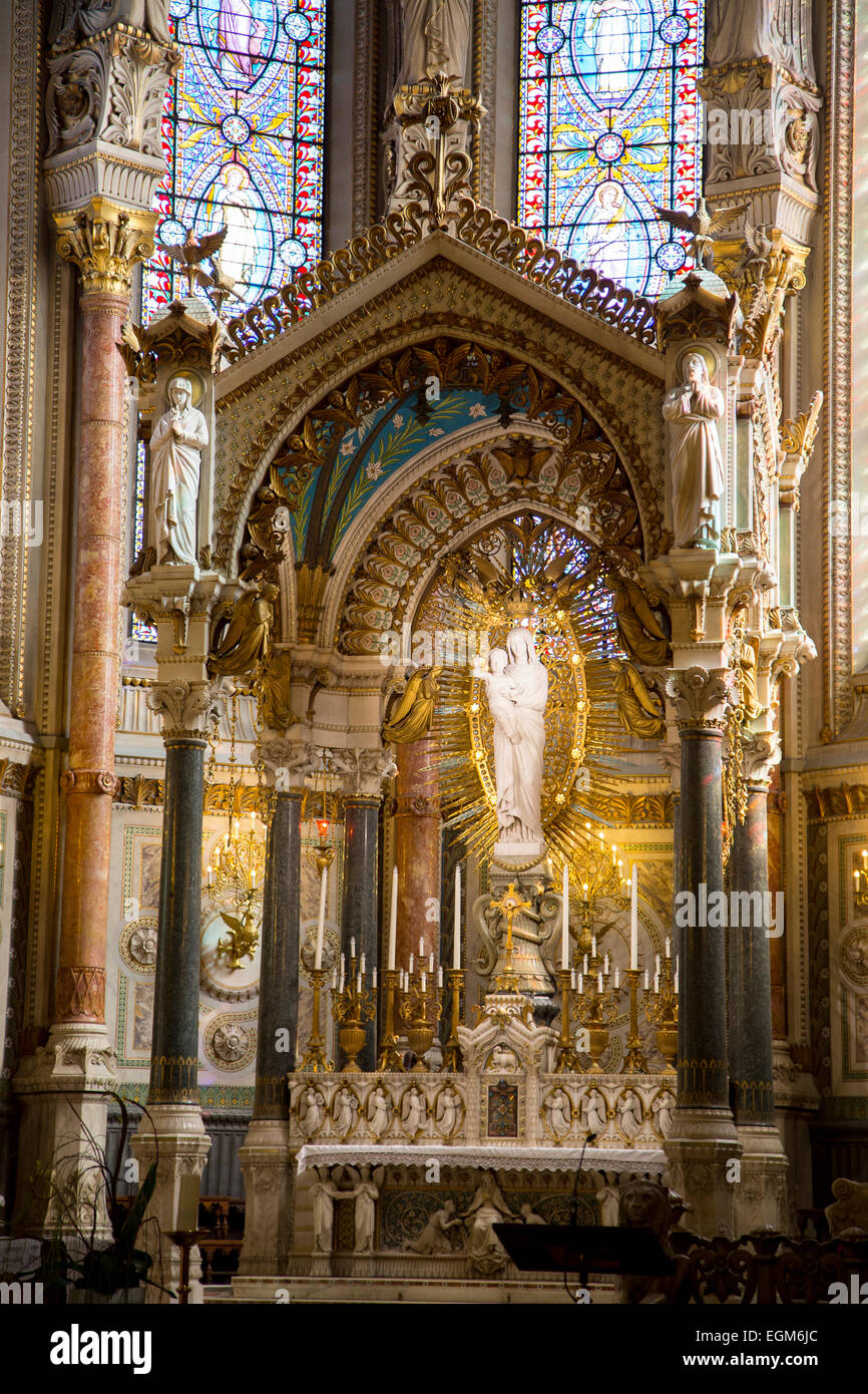 LYON, Frankreich – 19. Februar 2015: Innenansicht der Basilika von Notre-Dame de Fourvière in Lyon, Frankreich Stockfoto