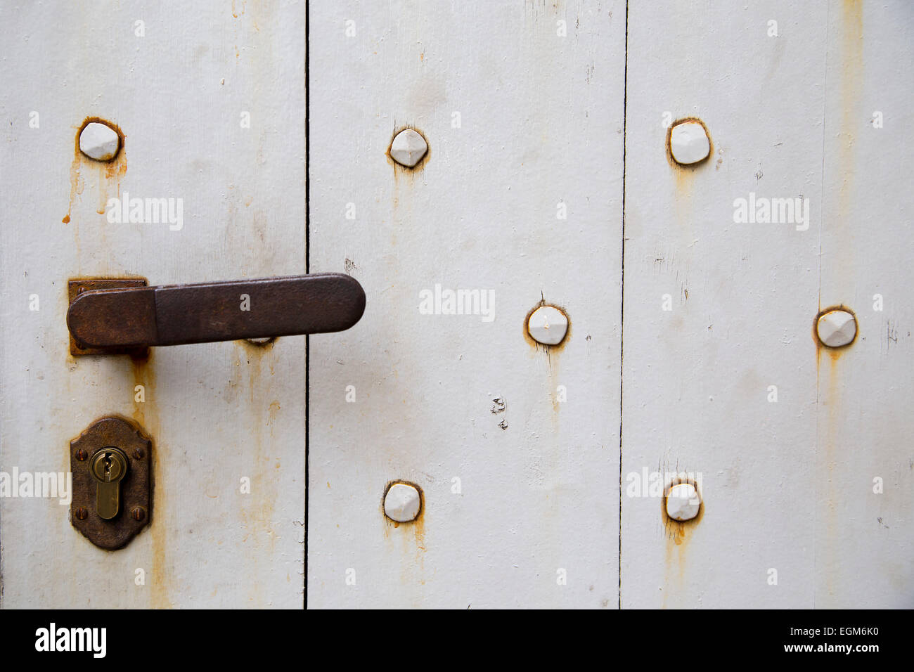 Rostige Holztür mit einer alten Tür Griff Hintergrund Stockfoto