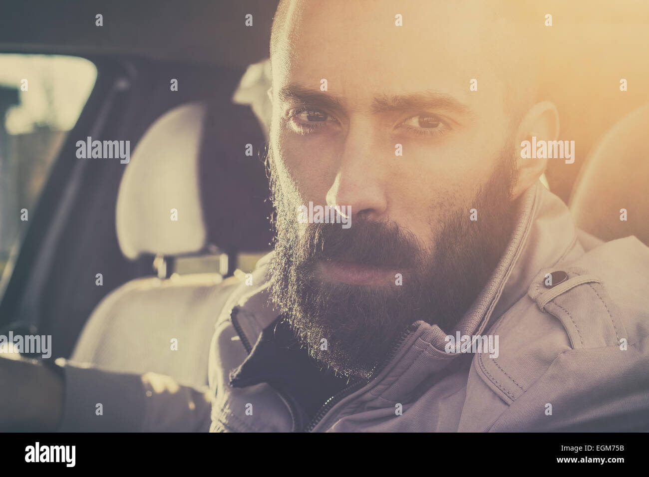 Schönen jungen Mann mit seinem Auto an einem schönen sonnigen Tag. Retro-Töne. Stockfoto