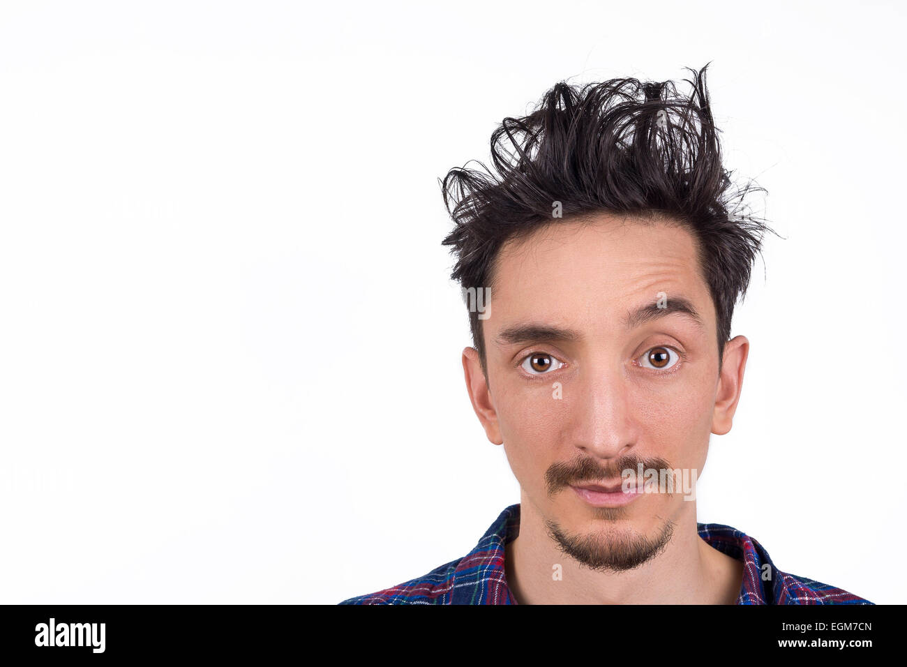Isolierte Porträt eines Mannes mit aus Bett Haar. Stockfoto