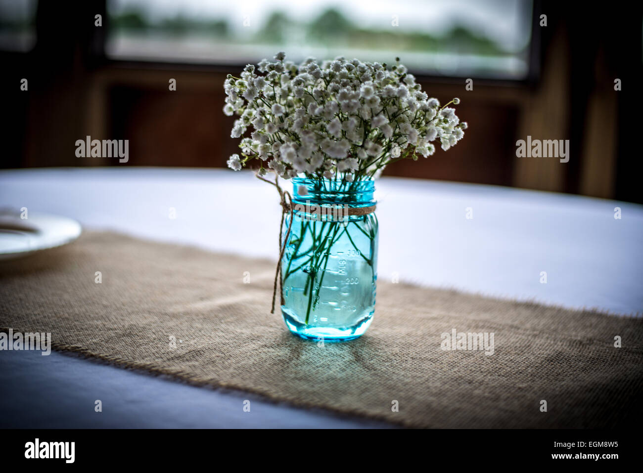 Glas mit Blumen Stockfoto