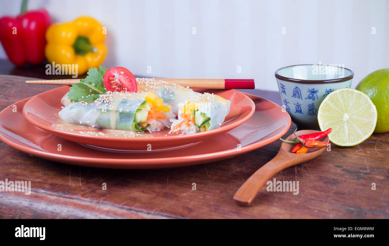 Nahaufnahme von Vegan Reis Papierrollen mit Tahini-Dressing und Sesam-Samen Stockfoto