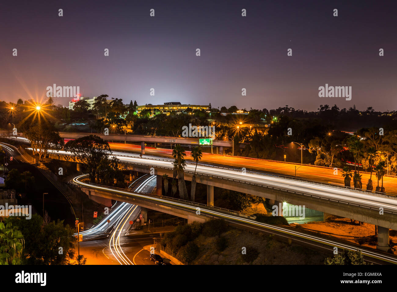 Ansicht der Autolichter auf der Interstate 5 in Richtung Norden in der Nacht. San Diego, California, Vereinigte Staaten von Amerika. Stockfoto
