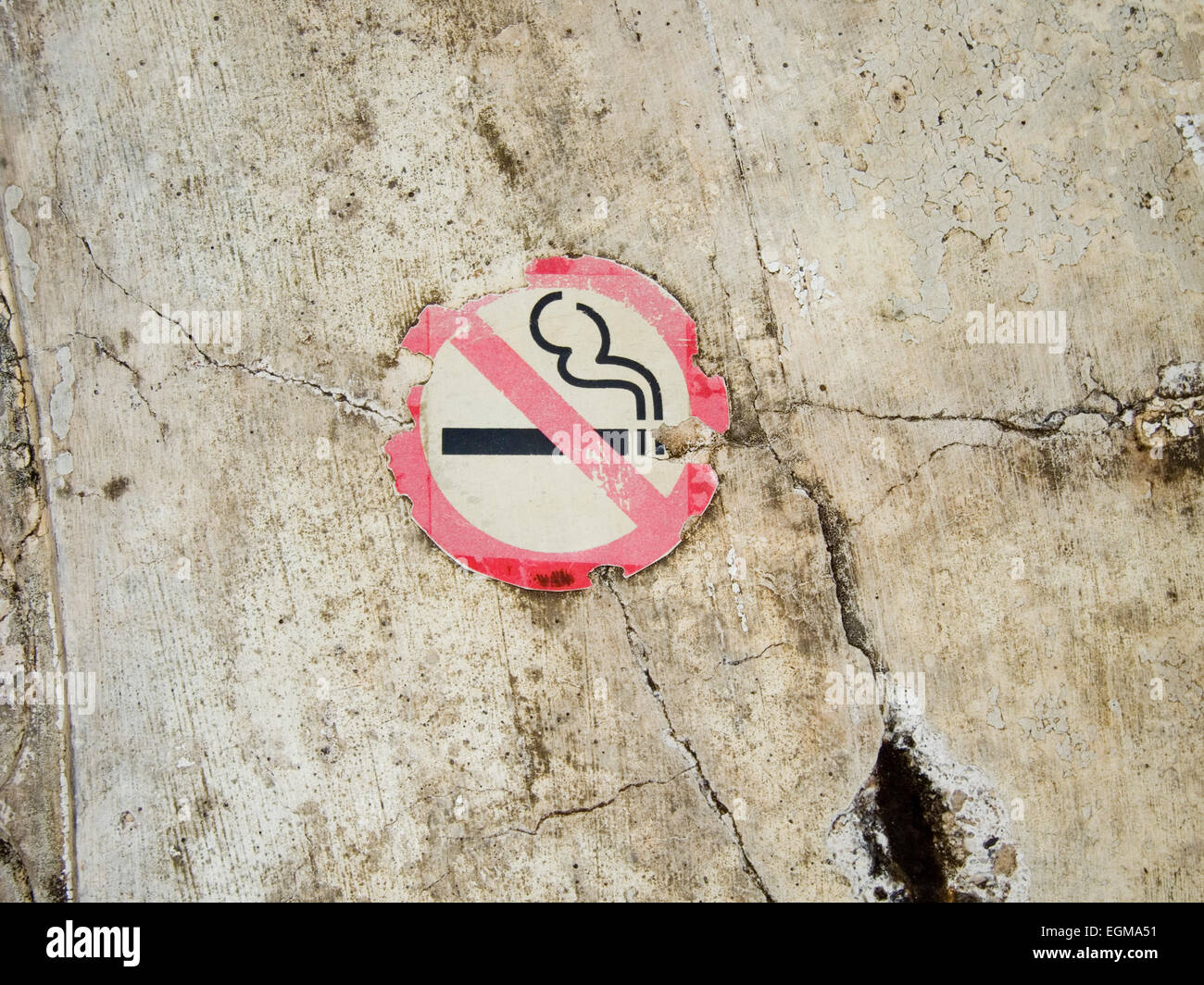 Kein Rauchen Zeichen auf rissige Betonmauer Stockfoto