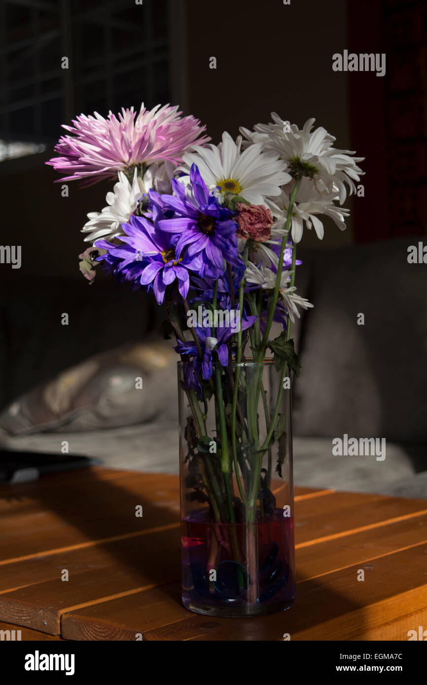 Eine Anordnung von verschiedenen farbigen Blumen in einer vase Stockfoto