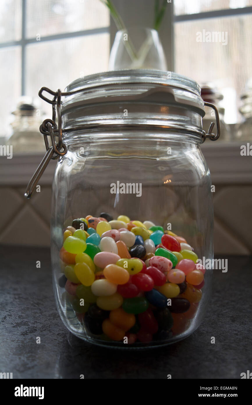 Ein Glas, gefüllt mit assorted jellybeans Stockfoto