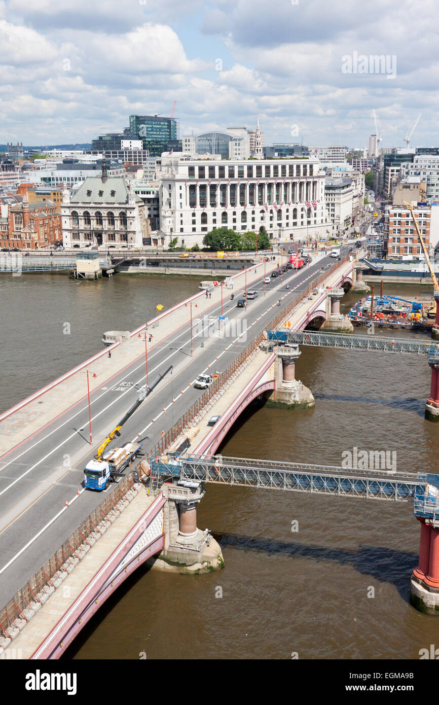 Bau Arbeit Blöcke aus einer Gasse an der Blackfriars Bridge in London erlaubt sichere Lieferungen während Werke bis zum Bahnhof-Dach Stockfoto