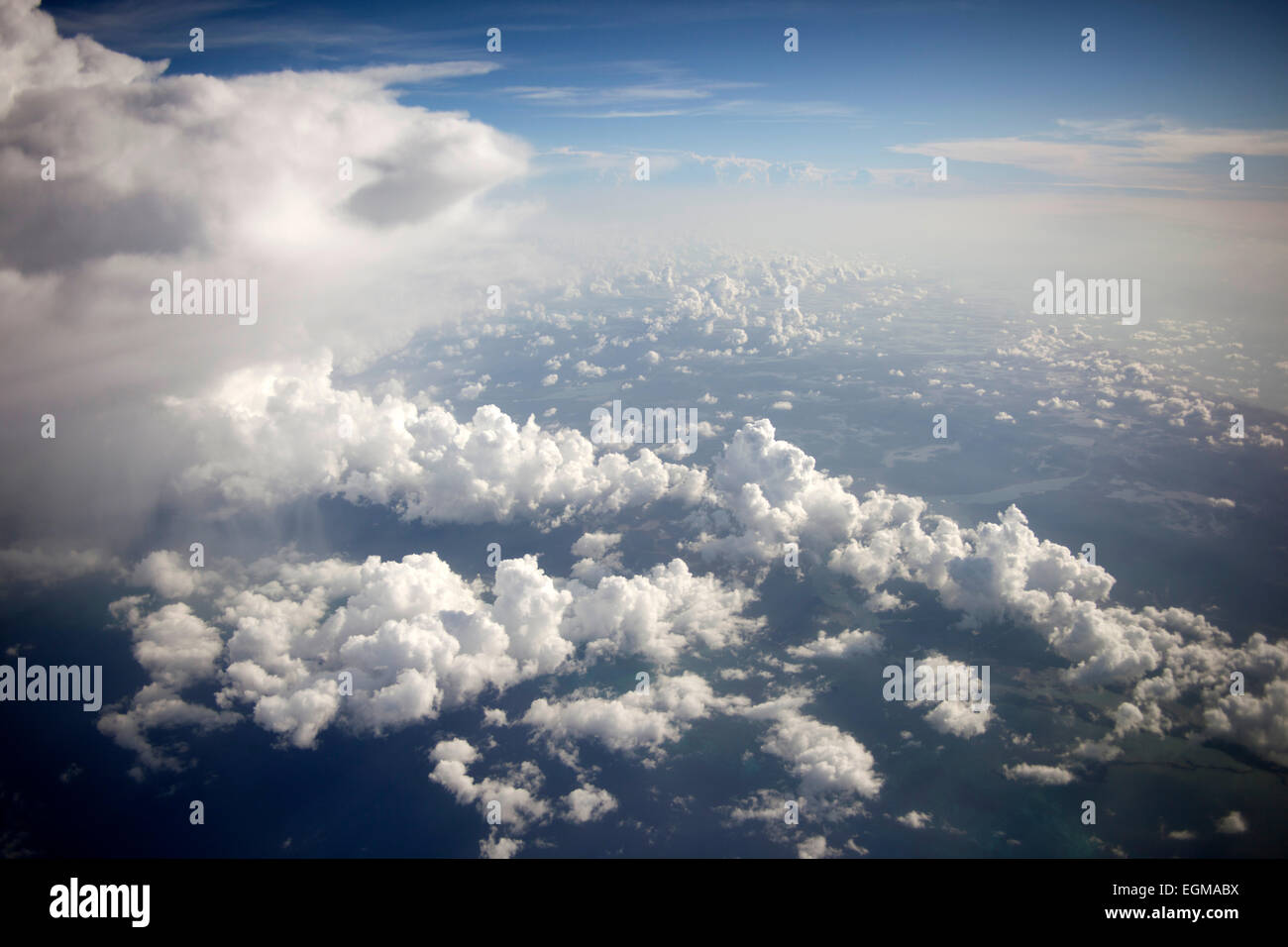 Wolken aus einem Flugzeugfenster Stockfoto