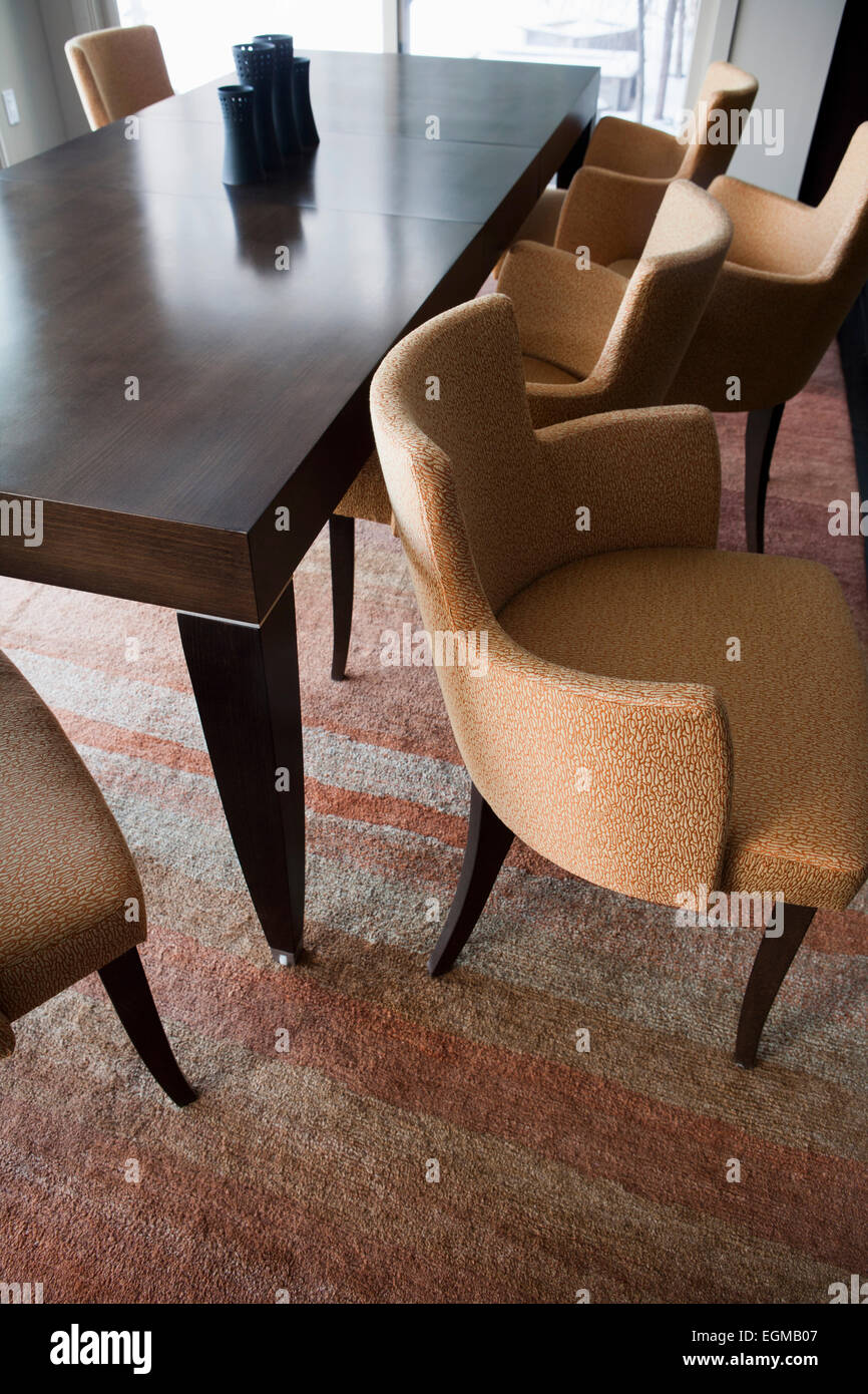 Esstisch mit Orange Polsterstühle auf Teppich, High Angle View  Stockfotografie - Alamy