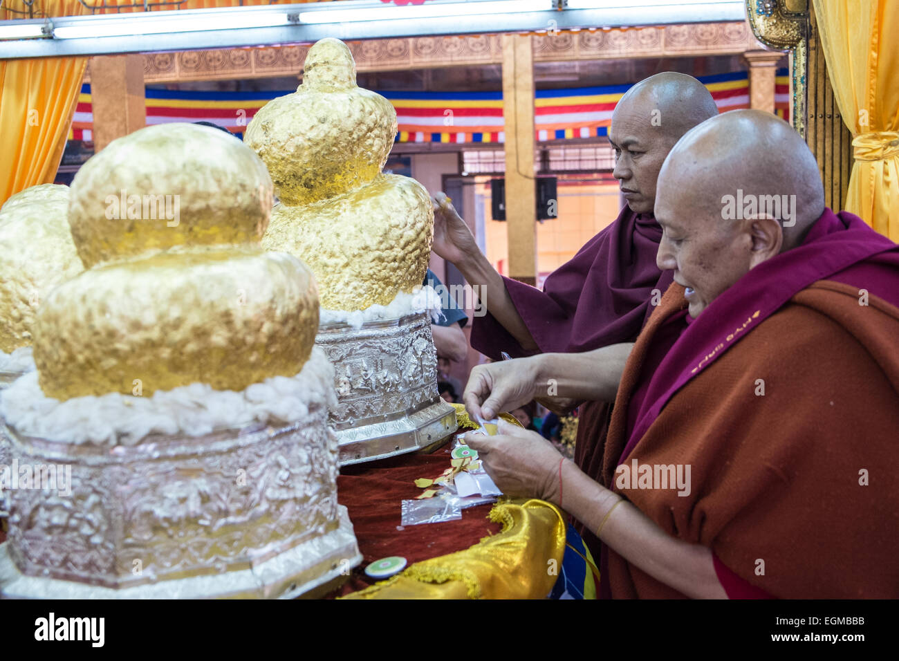 Buddhistischer Mönch Platzierung Blattgold auf Buddha, jetzt sieht es aus wie goldene Kugeln in diesem Tempel, Kloster am Inle-See, Burma, Myanmar, Stockfoto