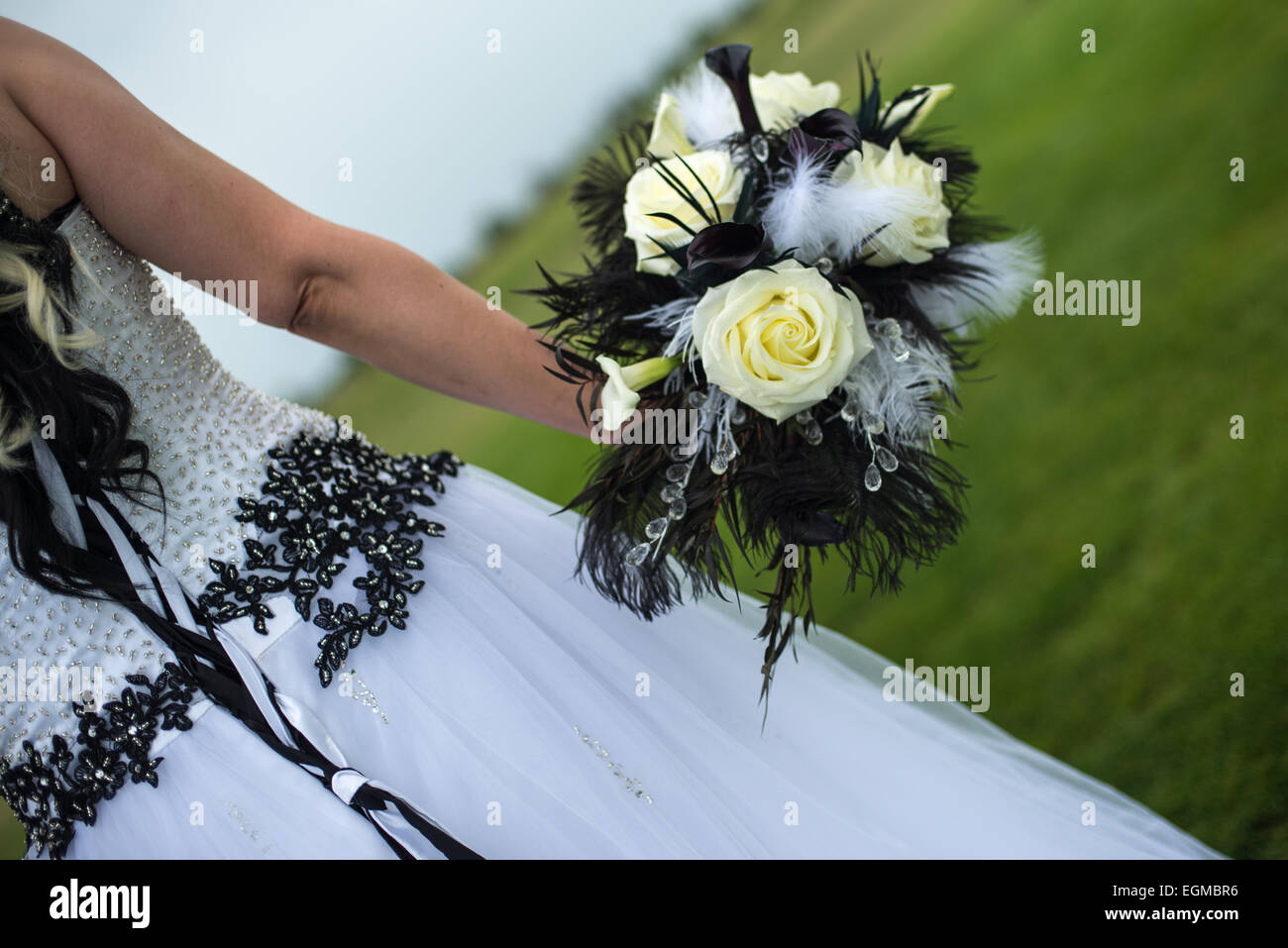Eine Braut hält ihr Bouquet. Stockfoto