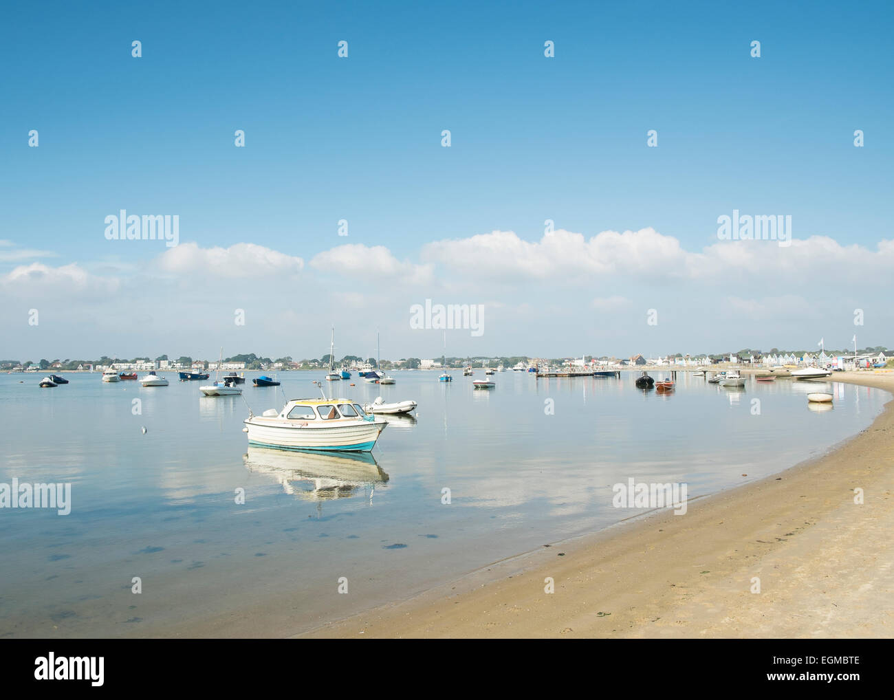 Boote am Strand auf Mudeford Sandbank in der Nähe von Christchurch, Dorest, England Stockfoto
