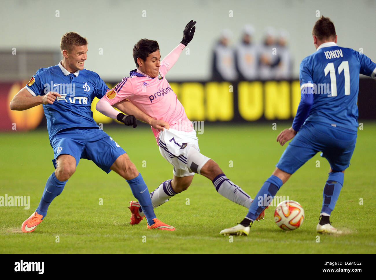 Moskau, Russland. 26. Februar 2015. Andy Najar der Anderlecht (C) wetteifert mit Igor Denisov (L) und Aleksei Ionov von Dinamo in der UEFA Europa League Runde der 32 zweite Bein Match zwischen Russlands Dinamo Moskau und belgischen Anderlecht in Khimki, Russland, 26. Februar 2015. Dinamo Moskau 3: 1 gewonnen. Bildnachweis: Pavel Bednyakov/Xinhua/Alamy Live-Nachrichten Stockfoto