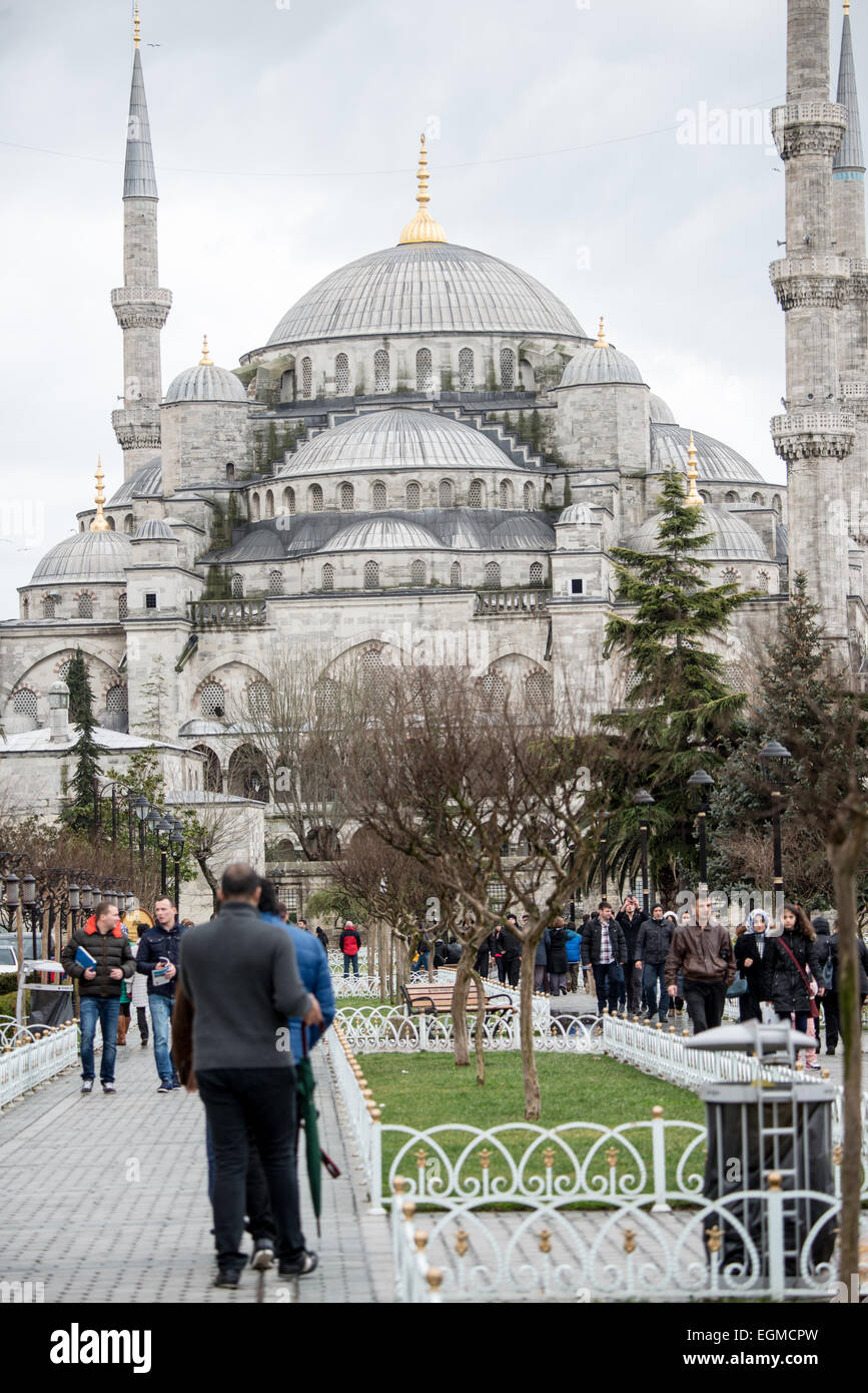 Blaue Moschee Sultan Ahmed Moschee Istanbul Türkei // ISTANBUL, Türkei — Touristen auf dem platz zwischen der Blauen Moschee und der Hagia Sophia im Stadtteil Sultanahmet von Istanbul. Obwohl die Moschee wegen ihrer Innenverkleidung weithin als Blaue Moschee bekannt ist, lautet der formale Name der Moschee Sultan Ahmed Moschee (oder Sultan Ahmet Camii auf Türkisch). Sie wurde von 1609 bis 1616 unter Sultan Ahmed I. erbaut Stockfoto