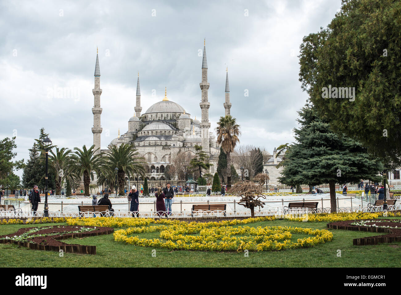 Blaue Moschee Sultan Ahmed Moschee Plaza Istanbul Türkei // ISTANBUL, Türkei — Touristen auf dem platz zwischen der Blauen Moschee und der Hagia Sophia im Stadtteil Sultanahmet von Istanbul. Obwohl die Moschee wegen ihrer Innenverkleidung weithin als Blaue Moschee bekannt ist, lautet der formale Name der Moschee Sultan Ahmed Moschee (oder Sultan Ahmet Camii auf Türkisch). Sie wurde von 1609 bis 1616 unter Sultan Ahmed I. erbaut Stockfoto