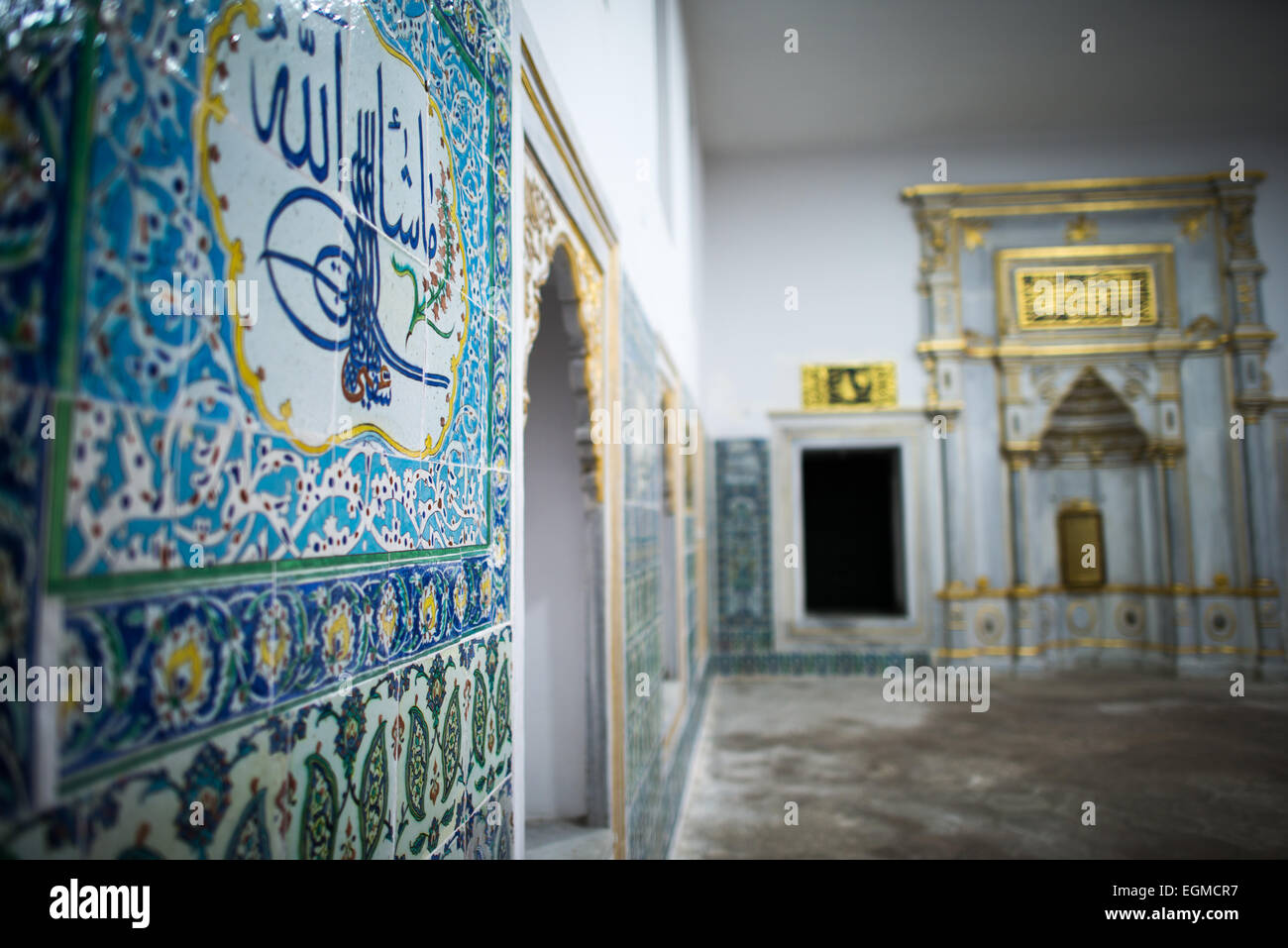 ISTANBUL, Türkei / Türkiye (Türkiye) — die Harem-Moschee (Harem Mescidi) des Topkapi-Palastes wurde im 17. Jahrhundert als Gebetssaal für die Mutter, die Töchter und die erste Gemahlin des Sultans sowie für die älteren Frauen des Harems errichtet. Der kaiserliche Harem war das innere Heiligtum des Topkapi-Palastes, in dem der Sultan und seine Familie lebten. Auf einer Halbinsel mit Blick auf den Bosporus und das Goldene Horn stand der Topkapi-Palast, der etwa 400 Jahre (1465–1856) ihrer 624-jährigen Herrschaft die Hauptwohnung der osmanischen Sultane war. Stockfoto